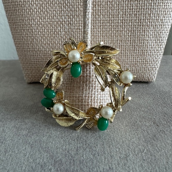 Christmas wreath pin and matching clip earrings - Picture 10 of 10